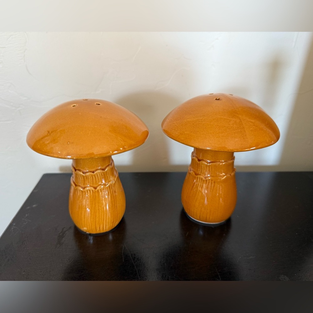 VTG 1970'S LARGE ROYAL SEALY JAPAN HONEY MUSHROOM SALT PEPPER SHAKERS
